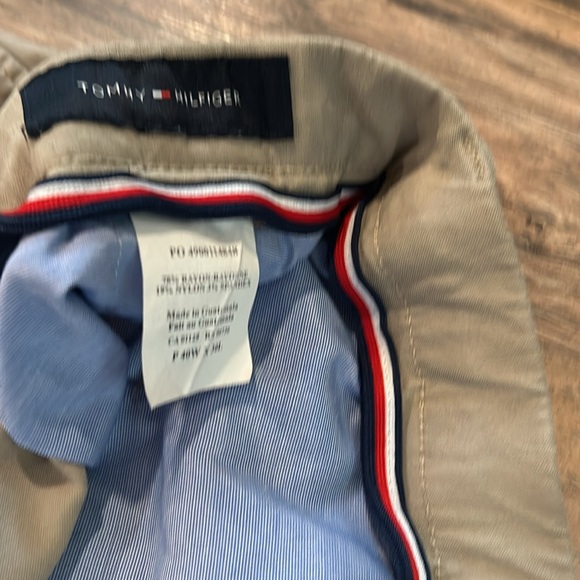 TOMMY HILFIGER skinny khakis with amazing stretch. 40x30 - Picture 2 of 4